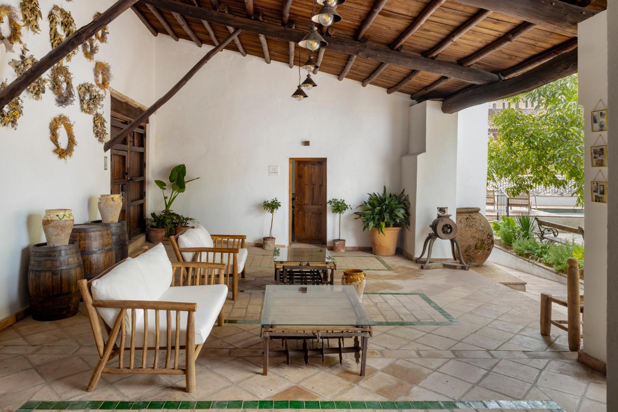 Apartamentos Turisticos El Patio Del Nogal Guadalupe  Extérieur photo